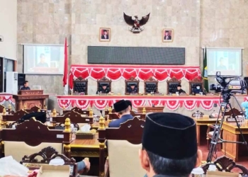 Bupati-Cirebon-H-Imron-menandatangani-berita-cara-persetujuan-KUA-PPAS-tahun-anggaran-2023-pada-rapat-paripurna-di-gedung-DPRD-Kabupaten-Cirebon