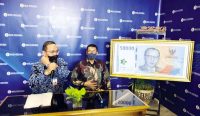 Kepala-KPw-Bank-Indonesia-Cirebon-Hestu-Wibowo-menunjukkan-gambar-uang-kertas-baru