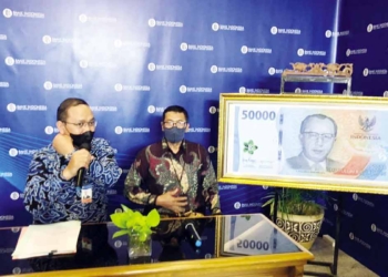 Kepala-KPw-Bank-Indonesia-Cirebon-Hestu-Wibowo-menunjukkan-gambar-uang-kertas-baru