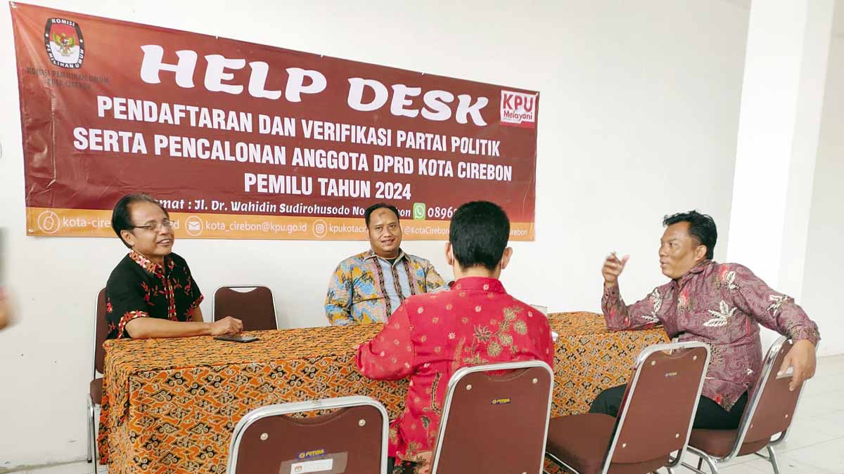 Komisioner-KPU-Kota-Cirebon-berdiskusi-mengenai-persiapan-Pemilu-2024