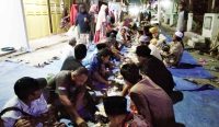 Masyarakat-Desa-Prajawinangun-Kulon-Kecamatan-Kaliwedi-Kabupaten-Cirebon-menggelar-tahlil-akbar-dan-doa-yang-dilanjut-makan-bersama-di-jalan-poros-desa