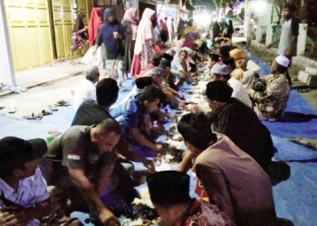 Masyarakat-Desa-Prajawinangun-Kulon-Kecamatan-Kaliwedi-Kabupaten-Cirebon-menggelar-tahlil-akbar-dan-doa-yang-dilanjut-makan-bersama-di-jalan-poros-desa