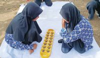 Dua-murid-SD-tengah-memainkan-salah-satu-permainan-tradisional-congklak