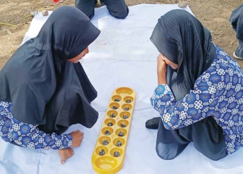 Dua-murid-SD-tengah-memainkan-salah-satu-permainan-tradisional-congklak