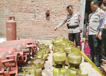 Kapolresta-Cirebon-Kombes-Pol-Arif-Budiman-menunjukkan-ribuan-tabung-gas-elpiji-subsidi-3-kg