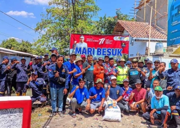 Karang-Taruna-Desa-Buyut-Bersihkan-Sungai