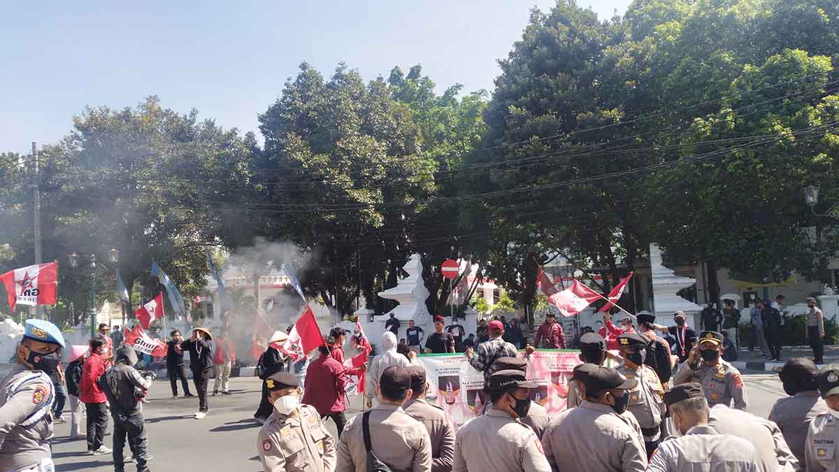 Massa-GMNI-Cabang-Cirebon-melakukan-aksi-penolakan-rencana-kenaikan-harga-bbm