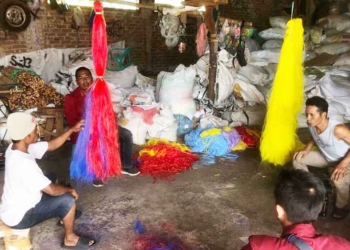 Belum Banyak yang Tahu, Desa Sarwadadi adalah Produsen Alat Kebersihan Rumah Tangga