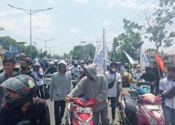 buruh-di-majalengka-melakukan-aksi-demo