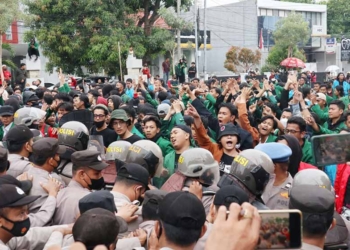 Demo Mahasiswa Cirebon Tolak Kenaikan Harga BBM Sempat Ricuh