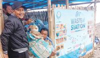 Ditukar Uang, Nelayan Angkut 2,5 Ton Sampah dari Laut Cirebon