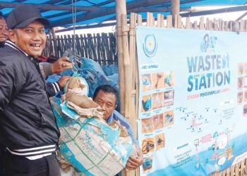 Ditukar Uang, Nelayan Angkut 2,5 Ton Sampah dari Laut Cirebon