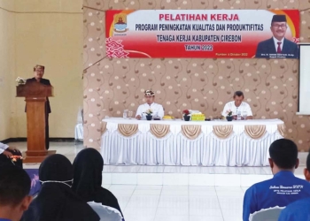 Bupati-Cirebon-Imron-Memberikan-Arahan