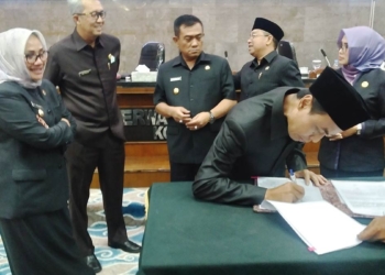 Ketua-DPRD-Kota-Cirebon-Ruri-Tri-Lesmana