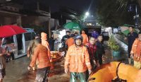 Petugas-BPBD-Kota-Cirebon-melakukan-evakuasi-warga-menggunakan-perahu-karet