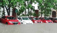 Sejumlah-mobil-yang-terparkir-di-halaman-salah-satu-kampus-UGJ-di-Jalan-Terusan-Pemuda-terendam-banjir