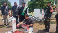 Jurnalis Cirebon Tabur Bunga di Taman Makam Pahlawan Kesenden