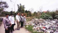 Sampah Kafe Dibuang di Lahan Kosong, Anggota Dewan Minta DLH Turun Tangan