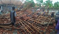 Hujan Angin Makan Korban, Kurir Paket Tewas Tertimpa Atap Bangunan saat Berteduh
