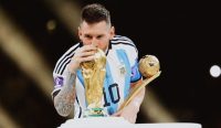 Messi Sandang Status Goat, Cium Trofi Piala Dunia 2022 Qatar, Bagaimana dengan Ronaldo?
