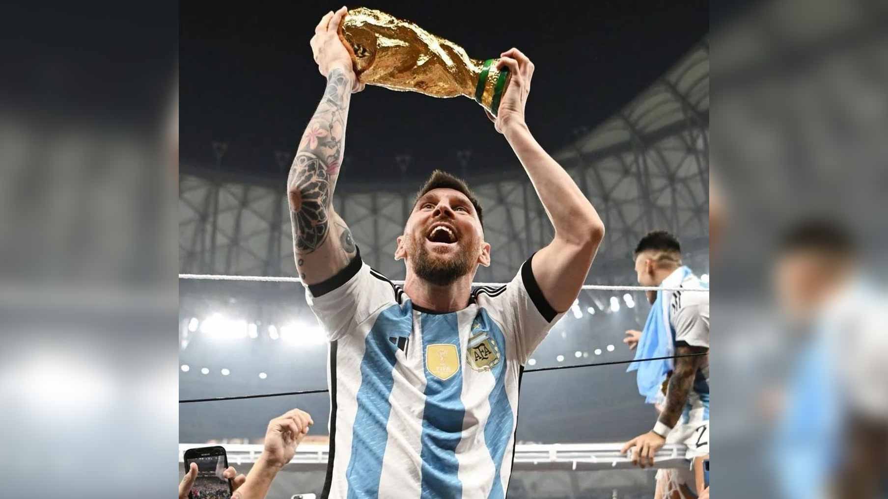 Игры 1 4 чемпионата. Messi с Кубком. Лионель Месси фото 2022. Месси чемпион.