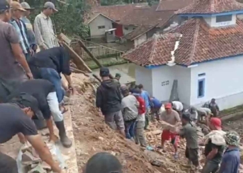 Tiga Rumah Ambruk Diterjang Longsor