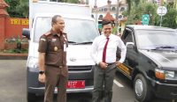 Kembalikan Kijang Lama ke Pemkab Cirebon, Kejari Sumber Diberi Mobil Boks Pinjam Pakai