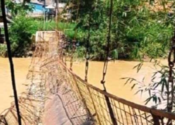 Sungai Cilutung Meluap, Jembatan Gantung Ambruk, Warga Harus Memutar Jalan