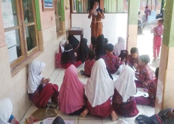 Bangunan hampir Ambruk, Murid SDN 1 Gunungsari Kabupaten Cirebon Lima Tahun Belajar di Lantai