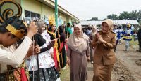 Wabup Cirebon, Hj Wahyu Tjiptaningsih hadiri ulang tahun ke 6 SMAN 1 Kaliwedi, Senin 13 Februari 2023. (Foto;Islah/Suara Cirebon