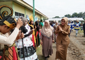 Wabup Cirebon, Hj Wahyu Tjiptaningsih hadiri ulang tahun ke 6 SMAN 1 Kaliwedi, Senin 13 Februari 2023. (Foto;Islah/Suara Cirebon