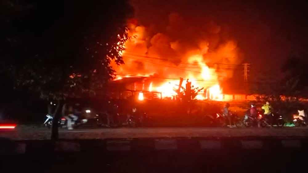 Foto: Kebakaran Pabrik Kasur Di Arjawinangun Cirebon - Suara Cirebon