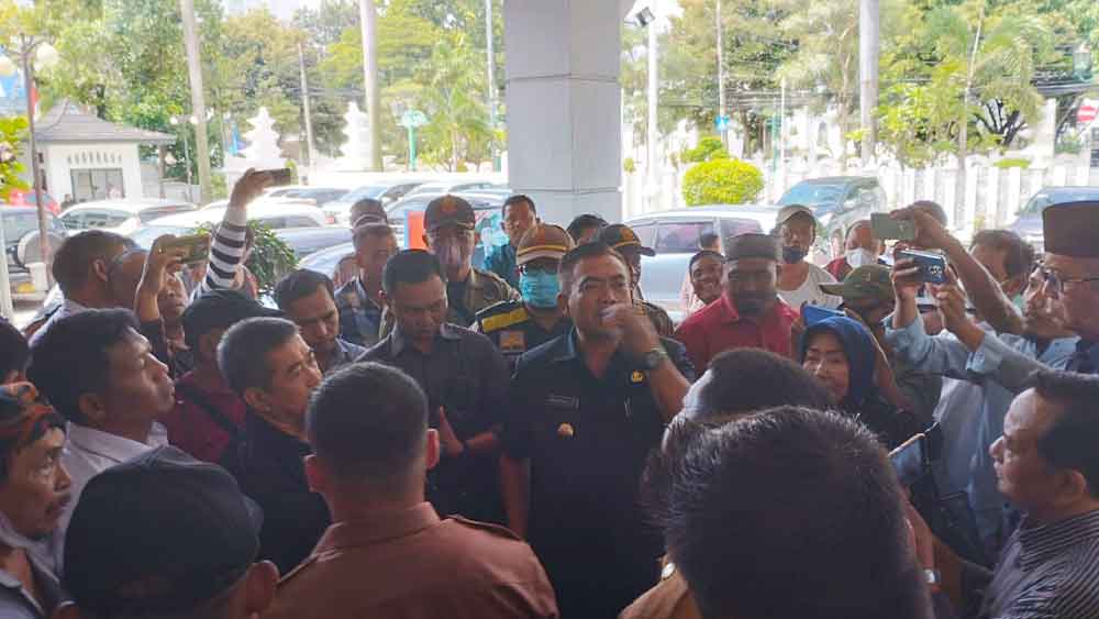 Waduh, Wali Kota Cirebon Nashrudin Azis Dihadang Kontraktor Gegara Utang