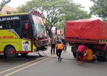 Alami Kecelakaan saat Antar Sekolah, Ayah dan Anak Ditabrak Bus Hingga Tewas di Tempat