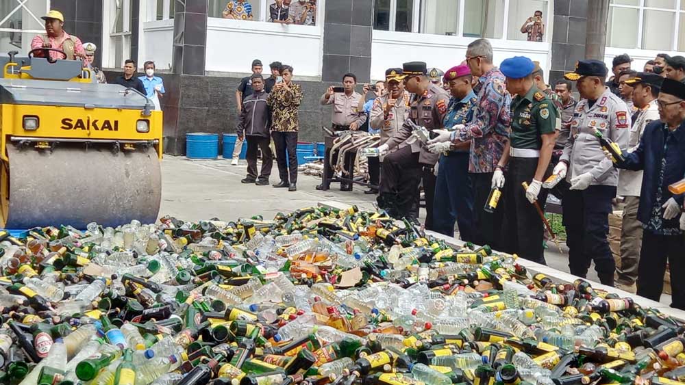 Puluhan Ribu Botol Miras, Narkoba, Kenalpot Bising hingga Petasan di Cirebon Dimusnahkan