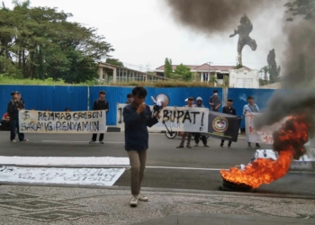 Mahasiswa Turun Tangan Tuntut Perbaikan Jalan di Kabupaten Cirebon