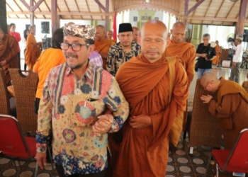 Bupati Cirebon Terharu Toleransi Masyarakat Sambut 32 Biksu Lakukan Ritual Thudong