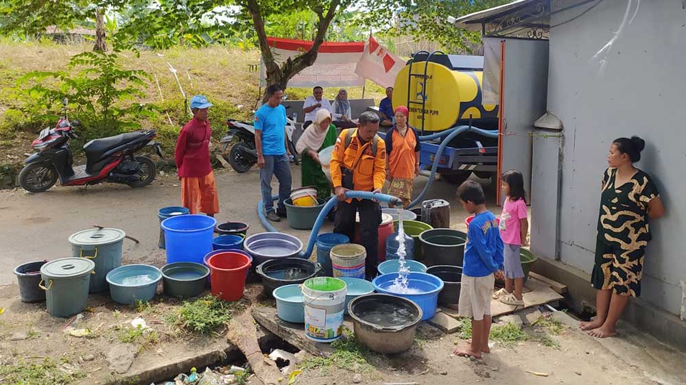 Kekeringan di Cirebon, Sumur Tak Lagi Keluar Air, Warga Terpaksa Beli Galon 1 Kekeringan Di Cirebon, Sumur Tak Lagi Keluar Air, Warga Terpaksa Beli Galon
