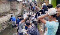 Pemdes Kalitengah Bersama Mahasiswa KKN IAIN Cirebon dan Masyarakat Gelar Aksi Bersihkan Sampah di Sungai Sipuyu