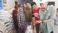 Bulog Cirebon Pastikan Beras Bantuan Layak Konsumsi