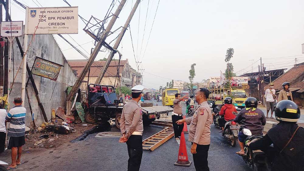Kecelakaan di Cirebon, Truk Seruduk Motor dan Gardu PLN di Jamblang
