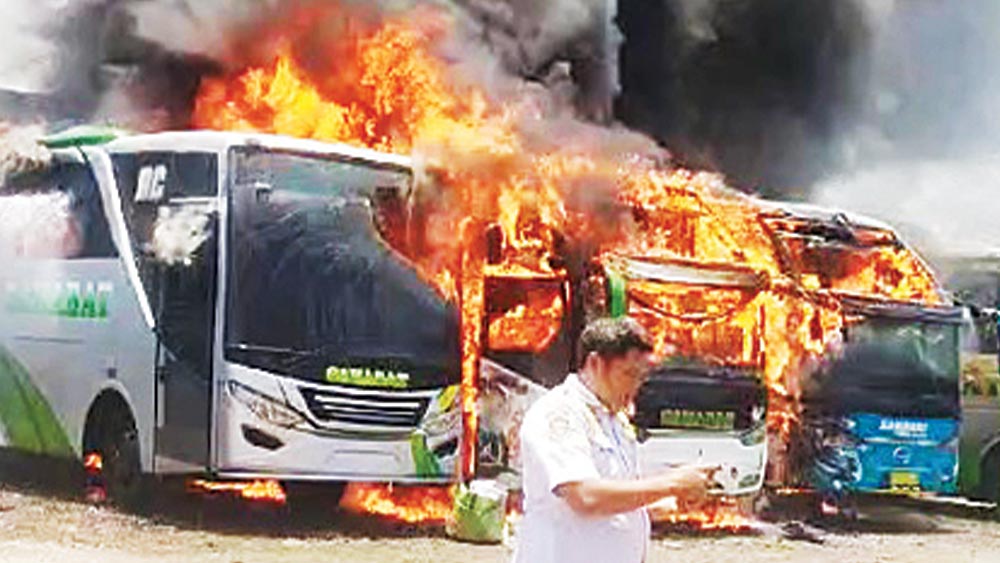 Kebakaran di Cirebon, Ini Penyebab Lima Bus PO Sahabat Terbakar, Kerugian Masih Dihitung