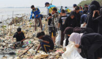 Mahasiswa IAIN Cirebon Bersihkan Sampah di Pantai Kesenden
