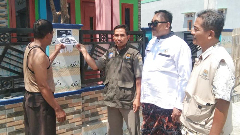 Masa Tenang Alat Peraga Kampanye Pilwu Serentak 2023 Kabupaten Cirebon Dibersihkan 