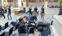 PT Panjunan Bersedia Kembalikan Ijazah yang Ditahan, Eks Karyawan Sujud Syukur di Gedung DPRD Kota Cirebon