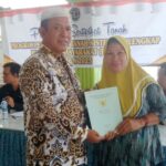Warga Desa Mundupesisir Cirebon Terima Sertifikat Gratis