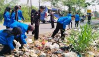 Mahasiswa Bersihkan Taman Makam Pahlawan