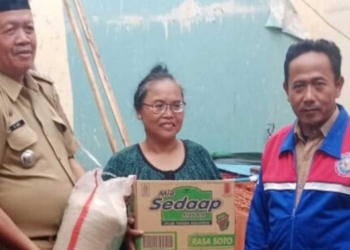 Pemdes Danawinangun Berikan Bantuan kepada Pemilik Rumah Ambruk