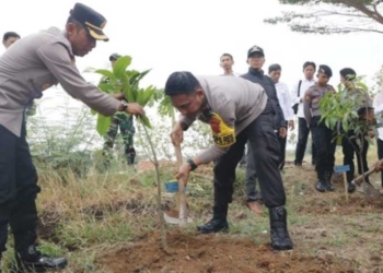 Polres Majalengka Tanam 10 Juta Pohon