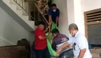 Warga Mundupesisir Cirebon Ditemukan Meninggal di Lantai Atas, Proses Evakuasi Jenazah Berbobot 90 kg Dramatis
